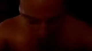 أم تعطي لأبنها ينيك