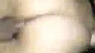 أثداء ضخمة مبللة تهتز في محتوى صريح