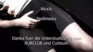  فتاة شرقية نحيلة تأخذ قضيبًا أسود كبيرًا