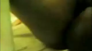 مراهقة هاوية تتعرى وتمص قضيباً