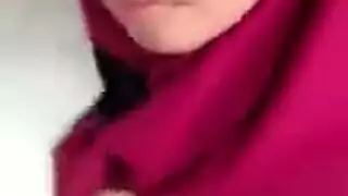 جلسة مص قاسية مع فتاة آسيوية وشاب عربي