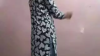 عاهرة مثارة كبيرة الصدر تأخذ عدة حمولات منوية