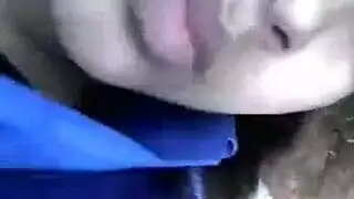 طالبات السنة الأولى كفتيات بريد وتوصيل يتبادلن الجنس الفموي