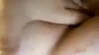 فم ومهبل رايلي ريد المراهق يُستخدمان في مشهد إباحي صريح