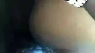 فاتنة الأبنوس مع الشعر المجعد والثدي الكبير يعرف كيفية تلبية رجل مع قدميها