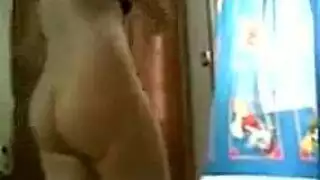 تفحيص مهبل قاسي لتلك الفتاة العربية الجاثية على الأرض