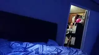 فتاة سمراء مغرية تتلقى جنسًا فمويًا قبل أن تقفز على قضيب صلب