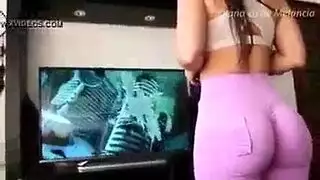 مراهقة سمراء ذات مؤخرة كبيرة ترتدي جوارب مزركشة سوداء تنحني لقضيب ضخم