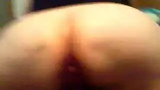 تفتح شفاهها لعملية جماعية جنسية صعبة