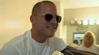 فتاتان وجود مجموعة من ثلاثة أشخاص مع رئيسهم قرنية، في غرفة المعيشة، في وقت متأخر من الليل