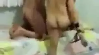 مشهد إباحي: الأخت الأرملة والفتاة في سرير واحد