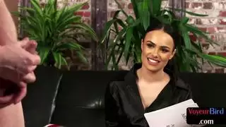 خيال سيادة الإناث: سيدة كبيرة الصدر في التنورة تمارس الجنس وتتحكم بلعبتها الصبي