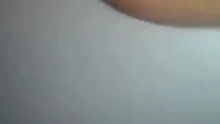 مراهقة شابة تتحمل ثلاثة أعضاء ذكورية في مغامرة جنسية رباعية صريحة