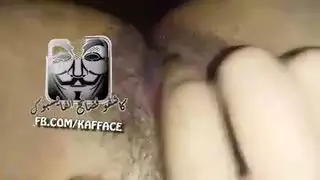 فتاة شرق أوسطية تمارس العادة السرية بإثارة شديدة