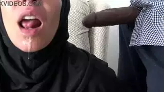 زوجة عربية مفلسة تلجأ لقواد في لندن لأفلام إباحية صريحة