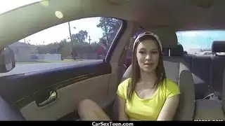 قضيب عملاق يحشو كس مراهقة صغيرة في فيلم بورنو طويل