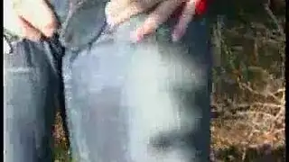 العاهرات يتبادلن اللعاب ويشاركن قبلات مص القضبان خلال لهو إباحي