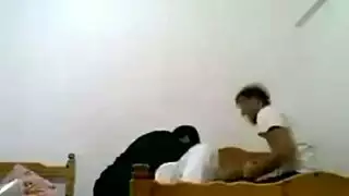 امرأة مصرية محجبة تأخذ عدة أعضاء وتتلقى قذفاً داخلياً