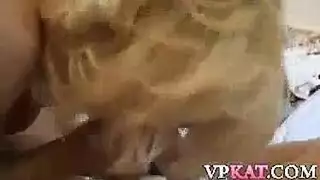 مشهد إباحي: عاهرات لعوبات في جنس جماعي على الأريكة