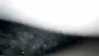 فتاة سكرانة جامحة تمص قضيباً في الخارج