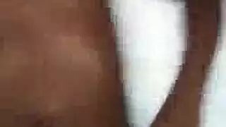 فاتنة الأبنوس على وشك الحصول على الثلاثي مع الرجال المتزوجين، في غرفة المعيشة لها