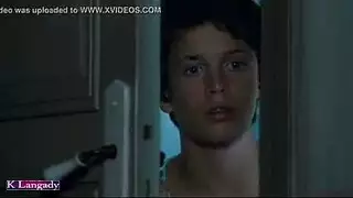 نيك صبي يرتدي ملابس رياضيه امام الناس