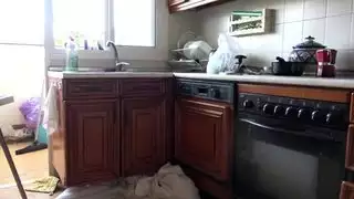 زوجة الديوث المسلم المسلمة تمارس الجنس مع الديك الأسود في مطبخها