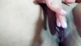 العزف المنفرد المحظور للزوجة التقية: إدخال أصابعها في فرجها المبتل حتى النشوة