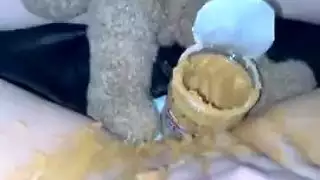 فانتازيا إباحية: زبدة فول سوداني أمريكية كريمية على جسدها المراهق بالكامل