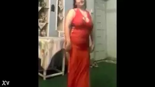 فتاة عربية غريبة ترقص ثم تأخذ قضيبًا كبيرًا بعمق