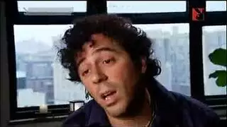 عرض على الأرض: ثلاث عاهرات عاريات تعبد قضيبًا صلبًا بأفواههن