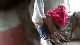ميلفتان تفتحان ساقيهما لجلسة مص أقدام مزدوجة