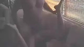 فتاة جميلة تتلقى جماعًا شرجيًا وحشيًا بدلاً من تدليك